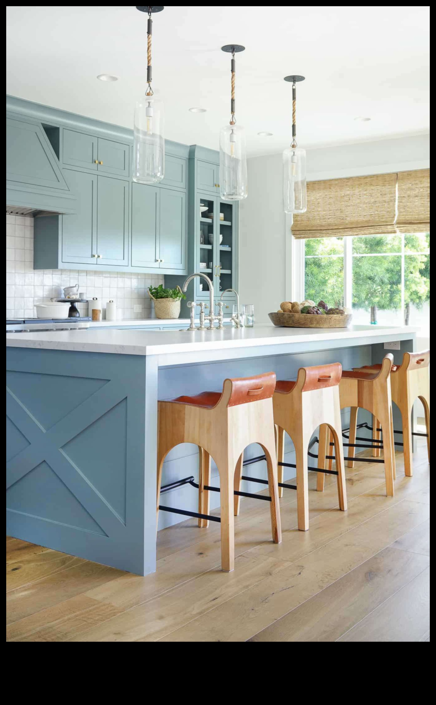 Kā, izmantojot dekoru idejas, izveidot piekrastes iedvesmotu virtuvi ar ziliem akcentiem?