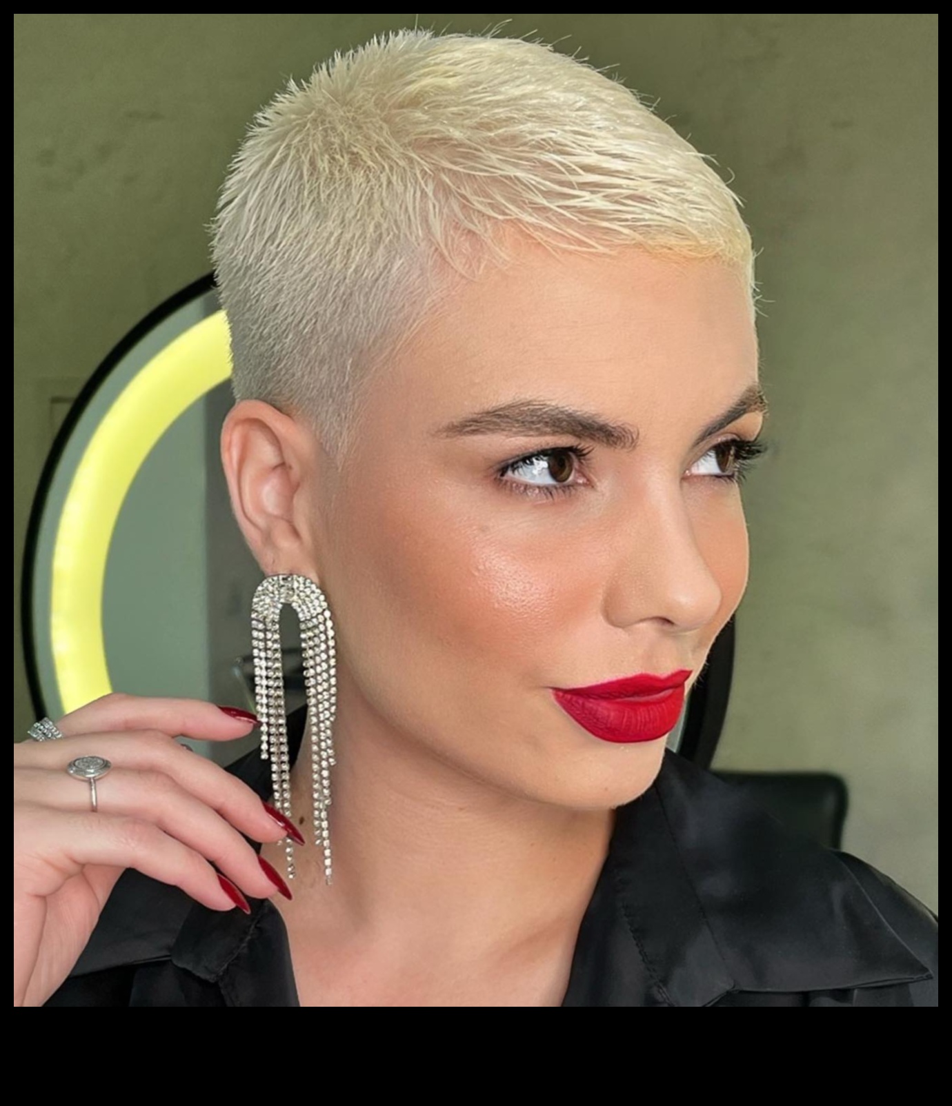 Drosmīgs buzz: izmantojiet īpaši īsu frizūru spēku