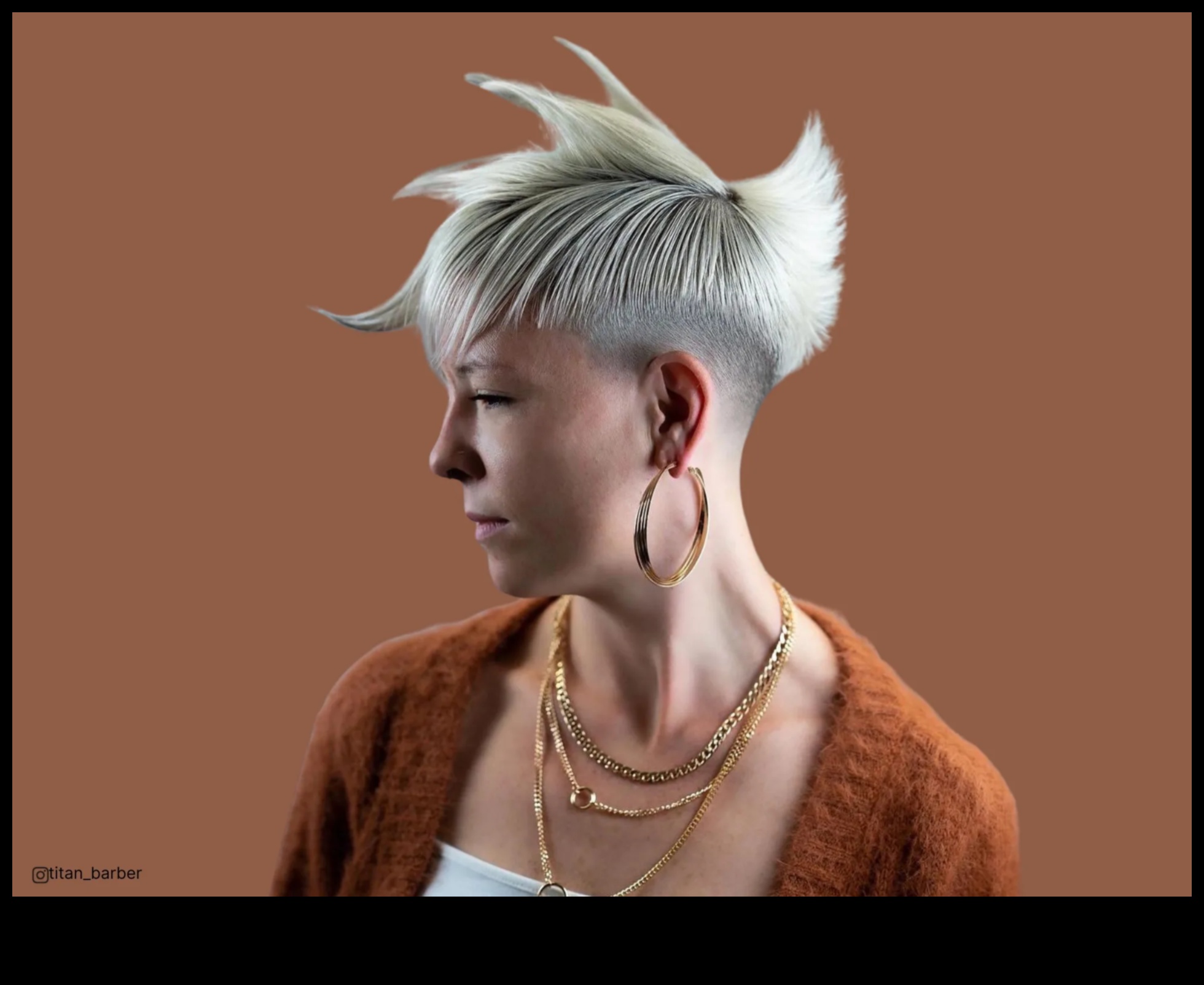 Edgy Elegance Turpinājums: Šūpojošs īsi matu griezumi ar attieksmi