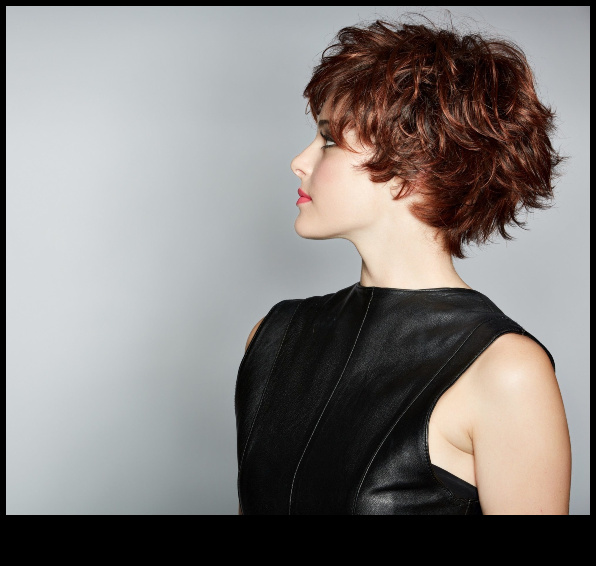 Edgy Elegance Turpinājums: Šūpojošs īsi matu griezumi ar attieksmi