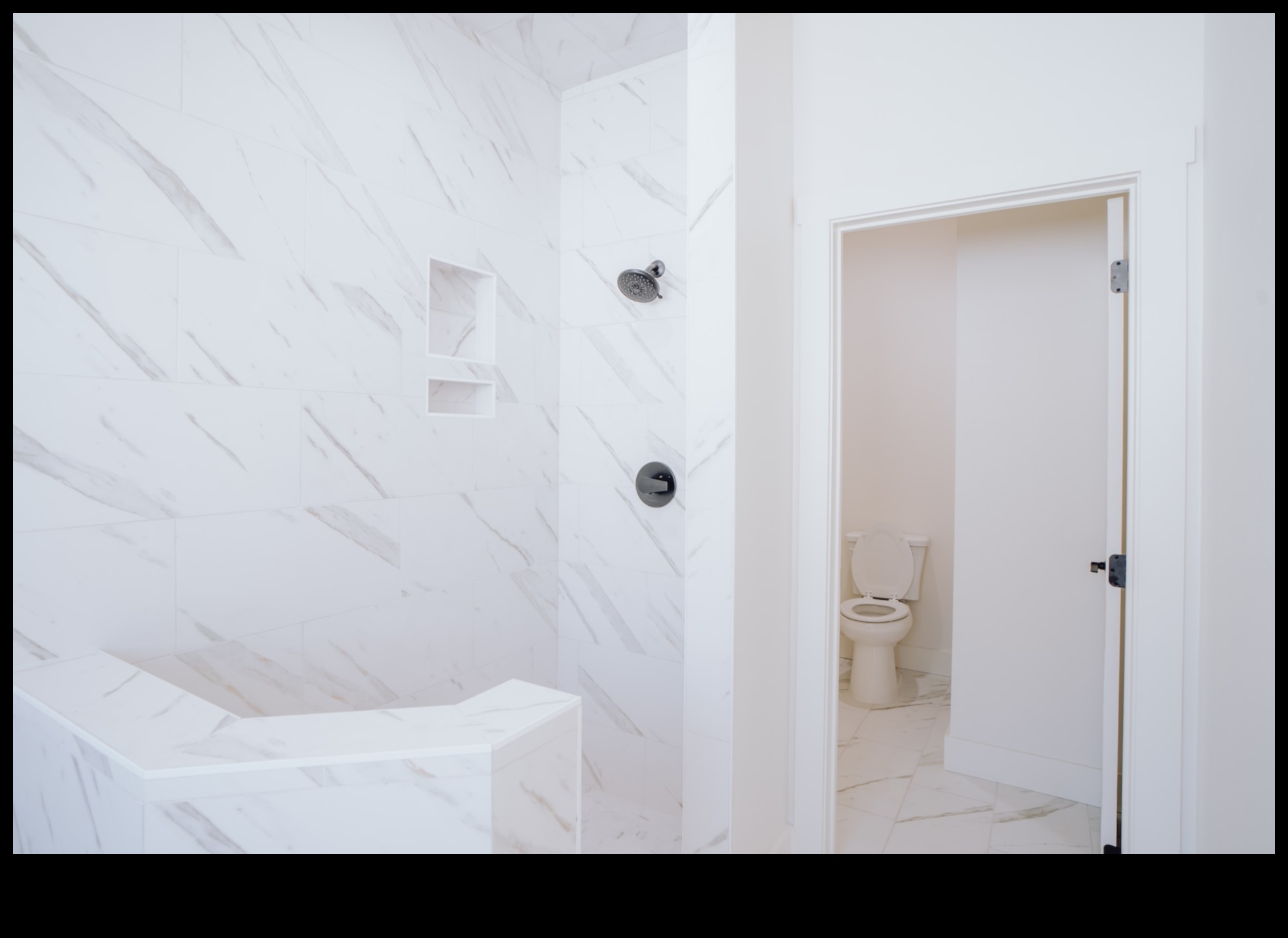 Kā es varu izmantot marmoru mūsdienu vannas istabas dizainā, lai iegūtu greznu izskatu?