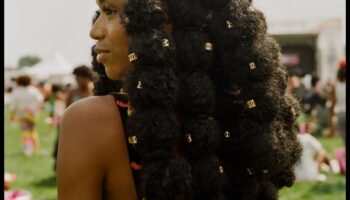 Cirku karnevāls: cildinošu frizūru daudzveidības atzīmēšana