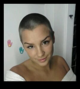 Drosmīgs buzz: izmantojiet īpaši īsu frizūru spēku