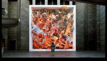 Kādi ir daži radoši veidi, kā sakārtot mākslas darbus modernās telpās?