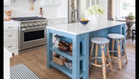 Kā, izmantojot dekoru idejas, izveidot piekrastes iedvesmotu virtuvi ar ziliem akcentiem?