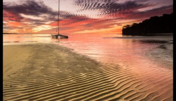 Saulrieta mierīgums: vakara iedvesmoto viļņu skaistuma virzīšana